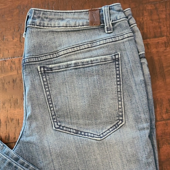 Simply Vera Wang Disrressed Capris. Great Cond. - Picture 2 of 6